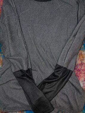 Stormy Chic — UK2LA textured top 🩶🖤